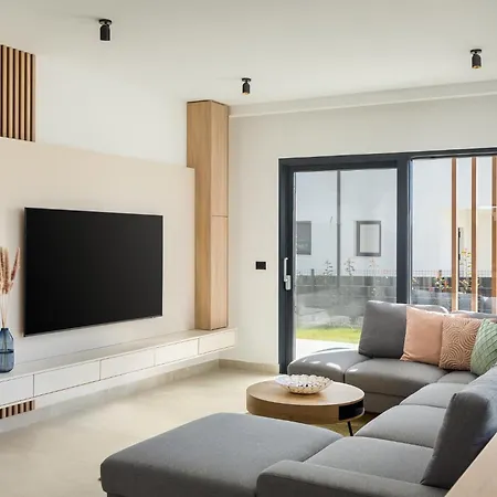 Levita With Pool Villa *