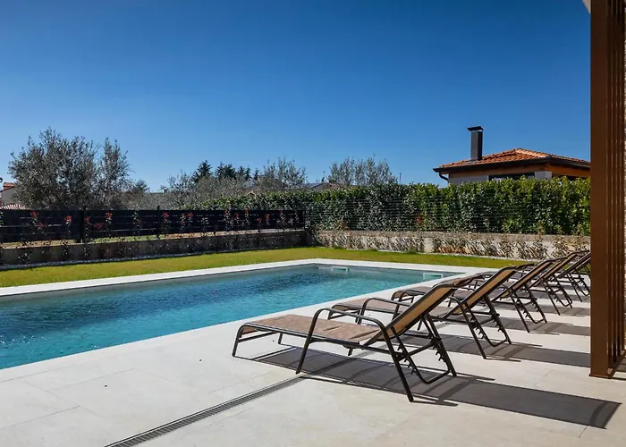 Levita With Pool Вілла *